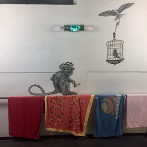 Monkey Bird dans les couloirs de l'école