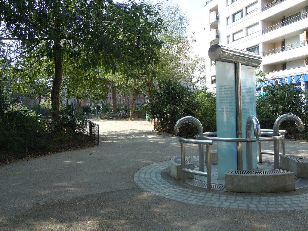 Fontaine d'eau de source - square de la Madone à Paris